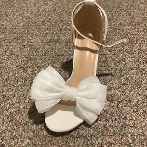 New in box white bow heels